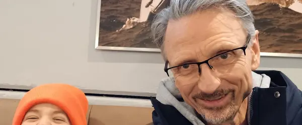 Axel Guhse mit einem Kind – lächelnd und entspannt, Buchholz in der Nordheide